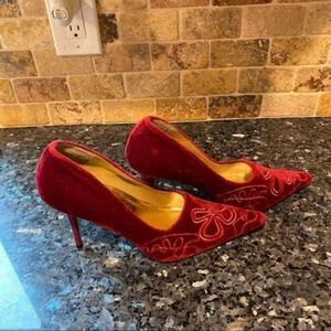 - Carrini velour heels.Embroidery